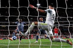 fotbal. Liga mistrů 2017/2018, Benfica Lisabon - Bayern Mnichov, Renato Sanches střílí gól