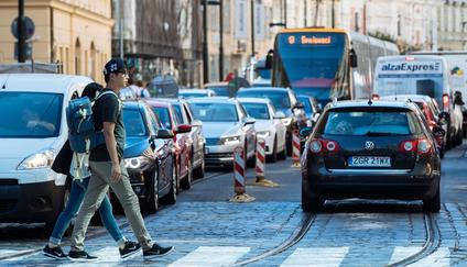 ilustrační fotografie, tramvaj, doprava ve městě, město, doprava, lidé, Praha, 2017