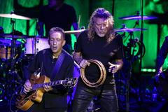 Justin Adams a Robert Plant