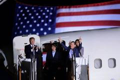 Donald Trump přivítal trojici Američanů, které propustila KLDR