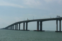 Čína otevřela nejdelší most na světě. Stavba je unikát svého druhu, ale trápí ekology