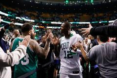 Terry Rozier (Boston Celtics) slaví výhru v play off 2018