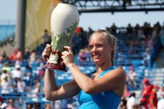 Tenistka Kiki Bertensová s titulem za vítězství na turnaji v Cincinnati 2018