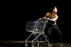 Skeč hry Pri Kase od Pavla Seriše