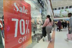 Povánoční výprodeje startují. V Anglii si Boxing Day užili na plné fronty