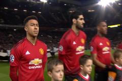 fotbal, Liga mistrů 2018/2019, Manchester United - Bern, Marouane Fellaini při nástupu na hřiště