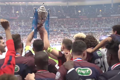 S hráči PSG zvedl pohárovou trofej i kapitán poraženého outsidera