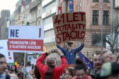 ŽIVĚ: Lidé v centru Prahy protestují proti Babišovi. Odmítají vládu podporovanou komunisty