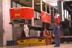 Vzduchový polštář, který uveze tramvaj. V pražských opravnách mají jediné v Česku