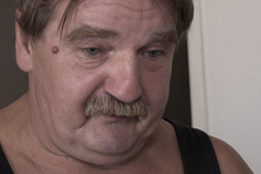 Chudoba: Horník upadl do dluhů a těžce onemocněl. Nakonec se mu do bytu vlámali exekutoři