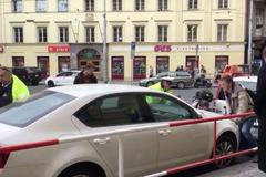 Špatně zaparkované auto zastavilo provoz tramvají v centru Prahy