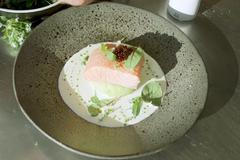 Šéfkuchař restaurace Aureole ukázal, jak si připravit lososa na uzeném podmáslí