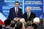 Bývalý premiér Mateusz Morawiecki a lídr strany Právo a spravedlnost (PiS) Jaroslaw Kaczynski na archivním snímku. Nyní však Morawiecki ze strany odchází.