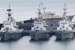 Ukrajinské lodě kotvící u Černého moře nedaleko Oděsy / Reuters / 26. 11. 2018