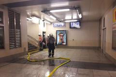 Hasiči čerpají vodu ze stanice metra Bořislavka.