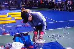 Sportovní Sociál: Zvědavá tenistka a fotbalisté tlačící sanitku