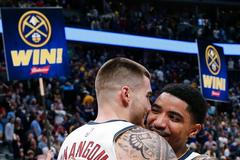 basketbal, NBA 2018/2019, Denver - Golden State, hráči Denveru Juancho Hernangomez a Gary Harris slaví výhru