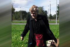 Anděl Petrohradu. 79letá žena obdarovává ruské důchodce jídlem a oblečením