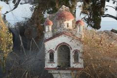 Scéna jako z hororu. Břeh řeckého jezera překryla nekonečná pavučina