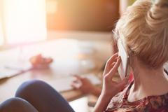 Ilustrační fotografie, telefonování, mobil, volání, 2018