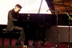 Klavírista Tomáš Kačo hraje improvizaci na lidovku Široký, hluboký