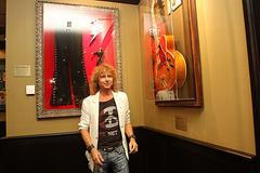 Poslechněte si novou písničku od Petera Nagyho o 50 mrtvých žirafách