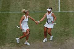 Kateřina Siniaková a Barbora Krejčíková ve finále čtyřhry Wimbledonu 2018