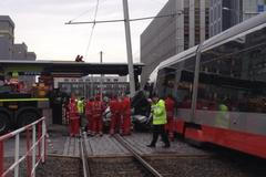 Nehoda policejního auta a tramvaje na Žižkově.