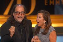 Dojemné Emmy. Jeden z vítězů cen požádal o ruku svou přítelkyni v přímém přenosu