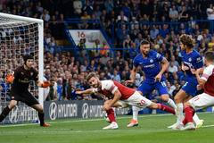 2. kolo Premier League 2018/19, Chelsea - Arsenal: Marcos Alonso z Chelsea střílí Petru Čechovi gól na 3:2.