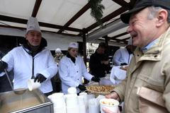 Andrej Babiš rozlévá vánoční rybí polévku, Staroměstské náměstí, 24. 12. 2018
