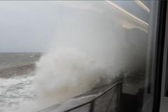 Jedoucí vlak přelily při bouři ohromné vlny. Jeden z cestujících to natočil