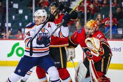 David Rittich, Brad Malone a Ryan Sproul v přípravném zápase před NHL 2018-19