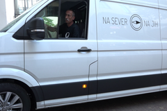 Vánoční Auto Report. Čím jezdí na představení kulisy divadla Járy Cimrmana