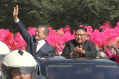 Jihokorejský prezident u Kim Čong-una. V ulicích Pchjongjangu je zdravili Severokorejci v krojích