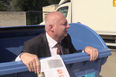 Nazí politici i kandidát v popelnici. Nejšílenější volební plakáty podle DVTV