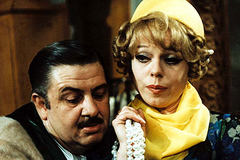 Komedie Pane, vy jste vdova se nebála zajít do krajnosti. Každá scéna má jiný typ humoru