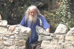 Kazašský důchodce staví přes 30 let středověký hrad. Plní si dětský sen