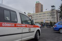 Vozidlo Polských důlních záchranářů před dolem ČSM karviná důl horníci