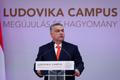 Viktor Orbán při projevu na budapešťské univerzitě.