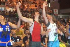 Sportovci v tanečních? Ne, takhle vypadá prohlídka lezecké trasy před závodem