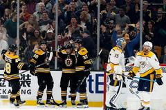 Bostonský útočník David Pastrňák (88) slaví branku v zápase s Nashvillem.