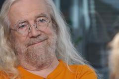 Písnička o Zemanovi? První verze byla daleko tvrdší, smrt mu nepřeju, ale dělá ostudu, říká Hutka