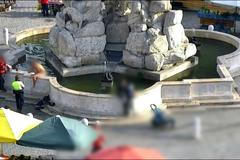 Okamžitě vylezte a oblečte se. Nahý muž v kašně hledal padesátikorunu