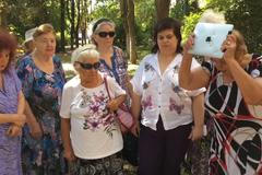 Před kamerou pálí dolary a ničí iPady. Hnutí ruských důchodců ostře kritizuje Ameriku