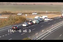 Desítky řidičů na D11 jely v protisměru nebo couvaly