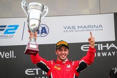Antonio Fuoco slaví vítězství ve sprintu Formule 2 v Abú Zabí
