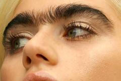 Modelku proslavilo srostlé obočí. Svými příspěvky vzbuzuje inspiraci i nenávist