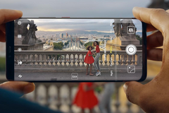 Mobil, ve kterém má prsty Porsche. Čtečku u něj najdete uprostřed displeje