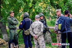 Policie u školy v Kerči na Krymu, kde došlo k útoku.